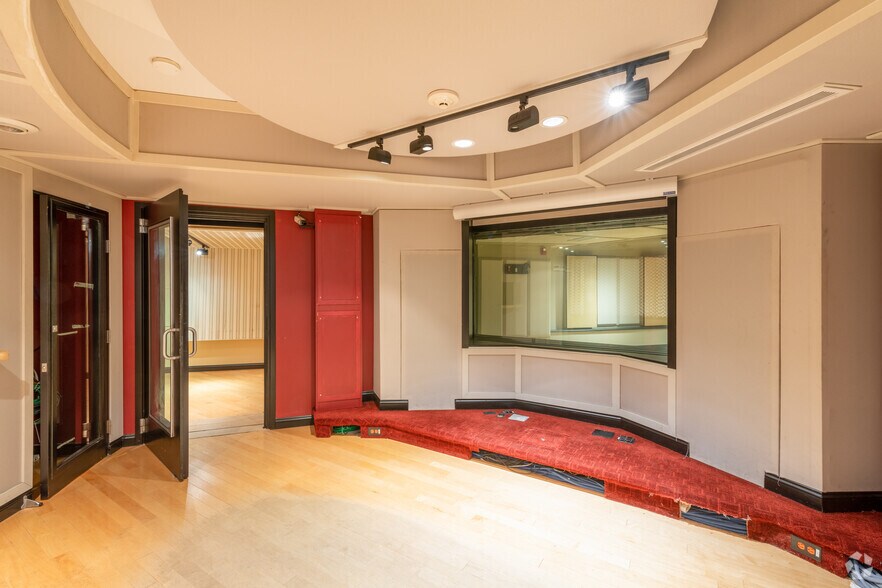 More Photos Of 266-278 Moody St, Waltham Office For Sale