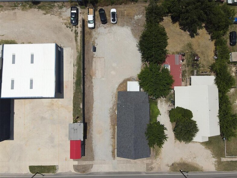 More Photos Of 410 W Wise St, Bowie Light Manufacturing For Sale