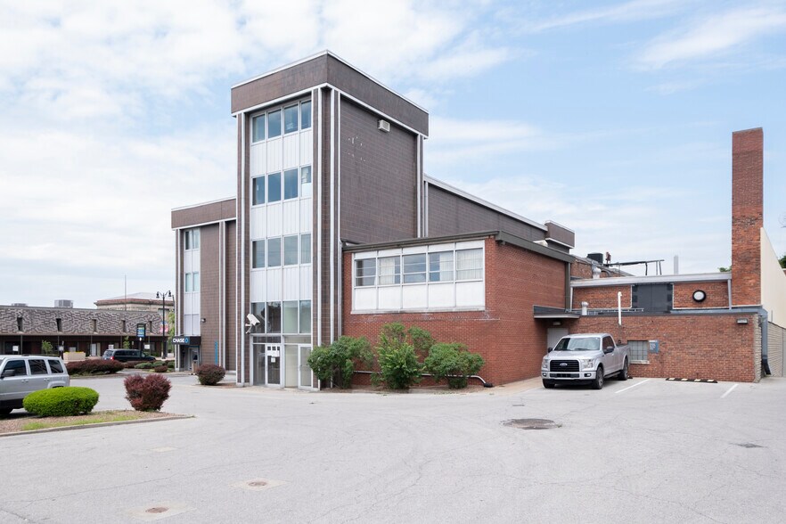 More Photos Of 443 Spring St, Jeffersonville Office For Lease