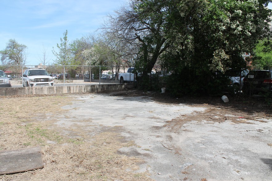 More Photos Of 233 W Travis St, San Antonio Storefront Retail Office For Sale