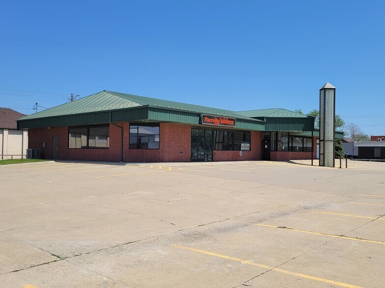More Photos Of 308 1st Ave E, Newton General Retail For Lease