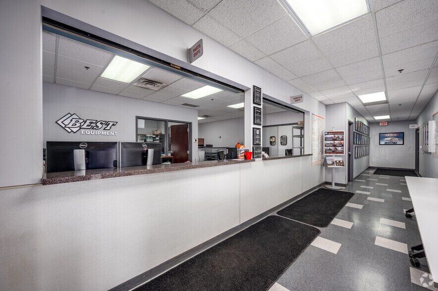 More Photos Of 5550 Poindexter Dr, Indianapolis Distribution For Sale