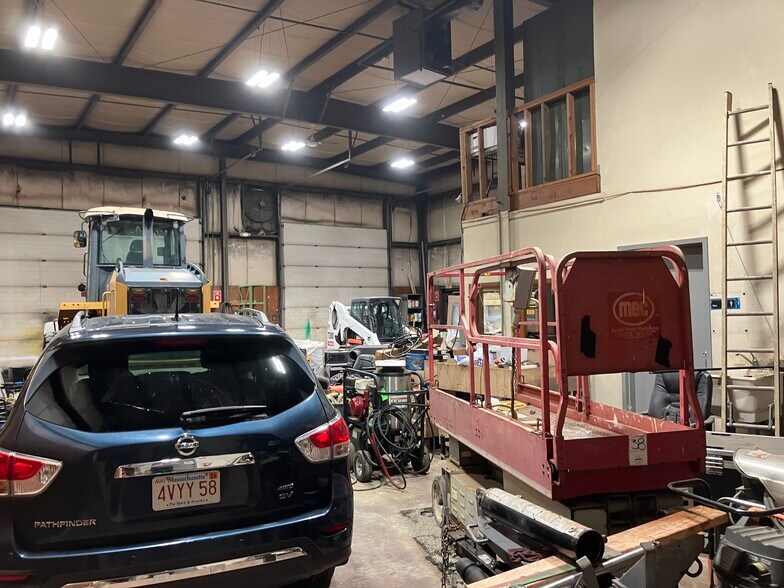 More Photos Of 50 E Dudley Town Rd, Bloomfield Contractor Storage Yard For Lease