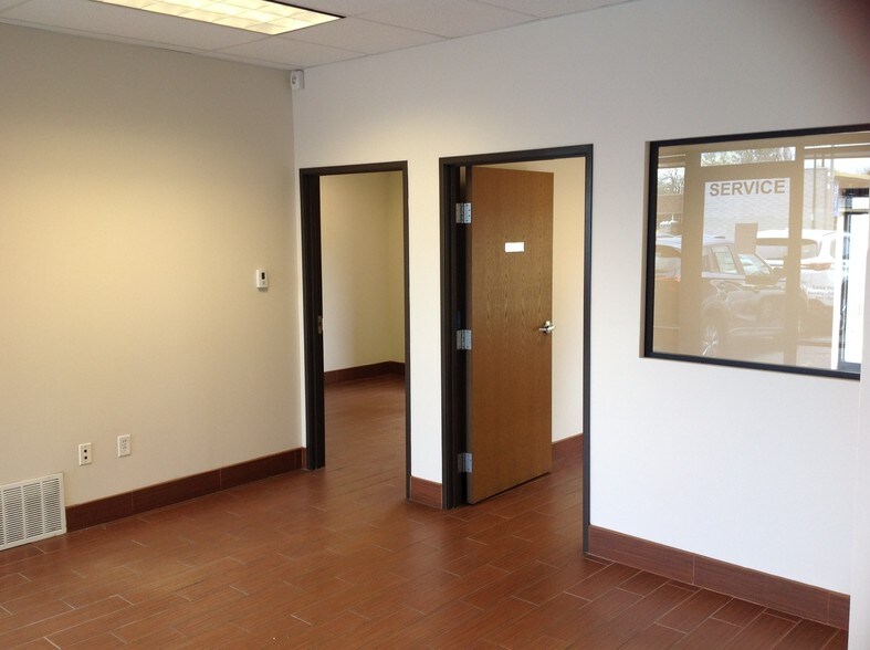 More Photos Of 4550 S Broadway, Englewood Showroom For Lease