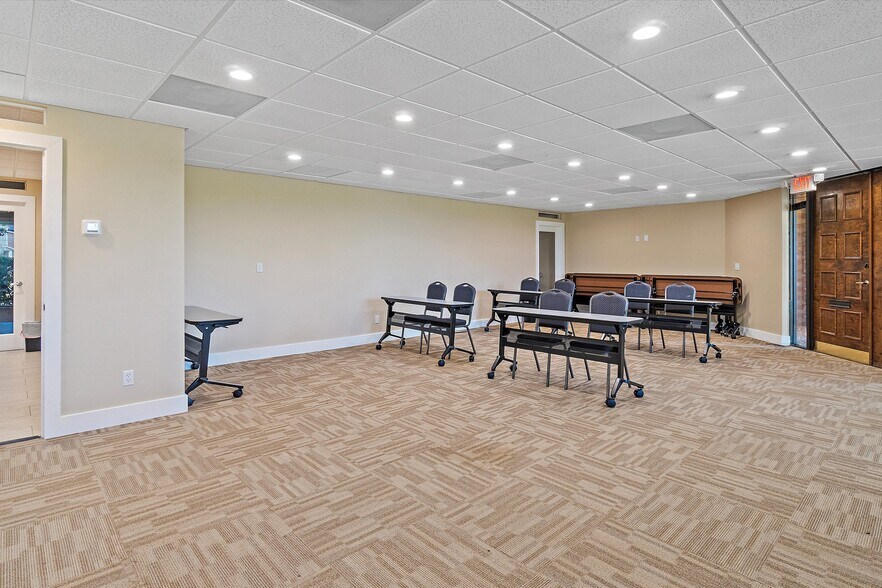 More Photos Of 5666 Seminole Blvd, Seminole Office For Sale