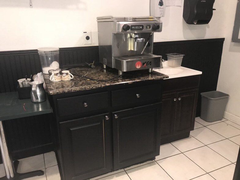 More Photos Of 410 Broad St, Brooksville Freestanding For Lease