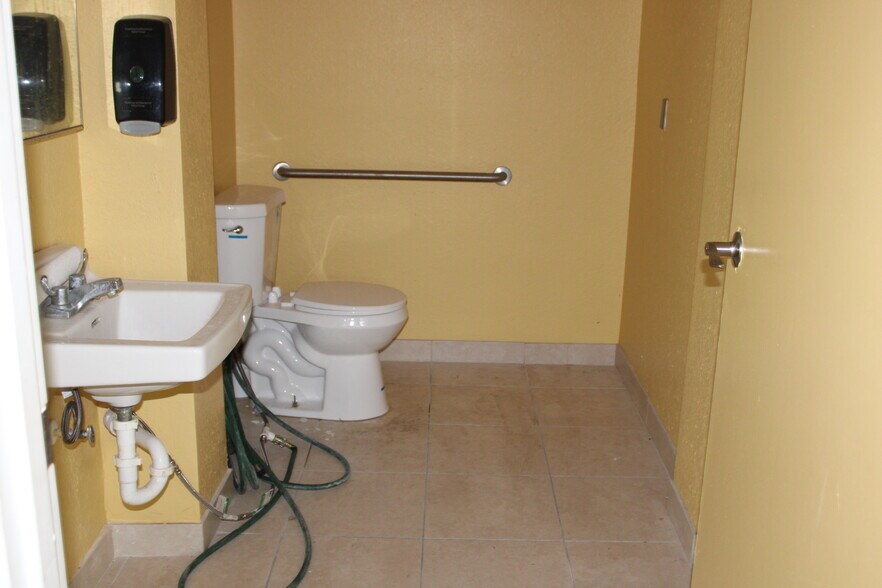 More Photos Of 2180 Hercules Ave, Clearwater Freestanding For Lease