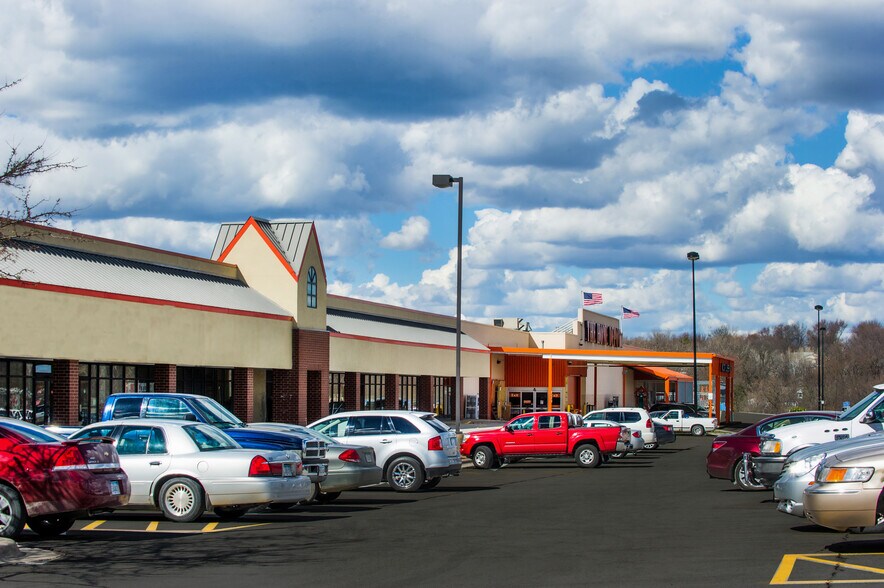 More Photos Of 4820-5132 SE 14th St, Des Moines Unknown For Lease