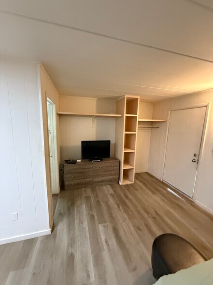 More Photos Of 111 W 12 Mile Rd, Royal Oak Hotel For Sale