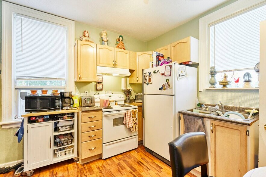 More Photos Of 562 Simcoe St S, Oshawa Storefront For Sale