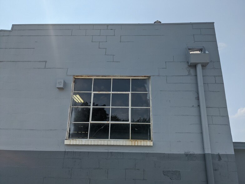 More Photos Of 250 S Kinzie Ave, Bradley Flex For Sale