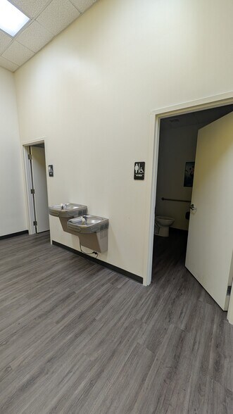 More Photos Of 2775 Tyrone Blvd N, Saint Petersburg General Retail For Lease