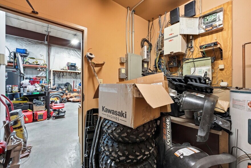 More Photos Of 1925 Aeroplaza Dr, Colorado Springs Warehouse For Lease