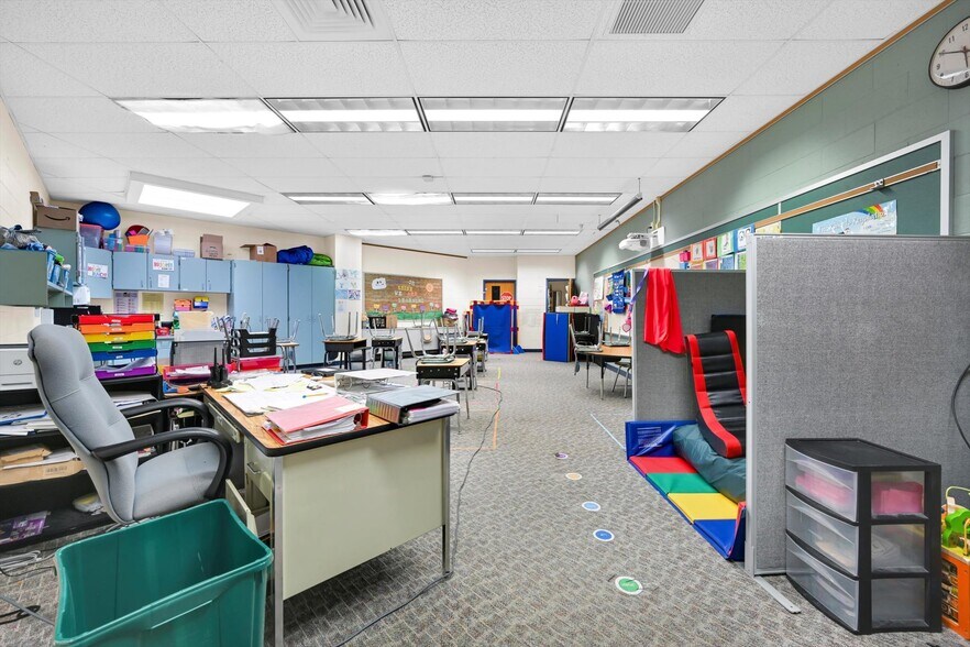 More Photos Of 2835 Mountain View Dr, Bath Office For Sale