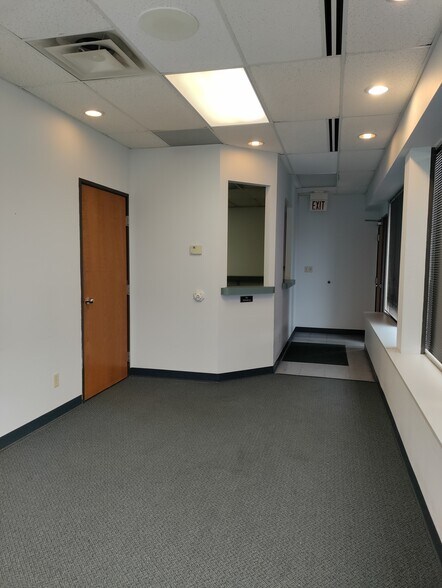 More Photos Of 336 Washington Pointe Dr, Indianapolis Office For Lease
