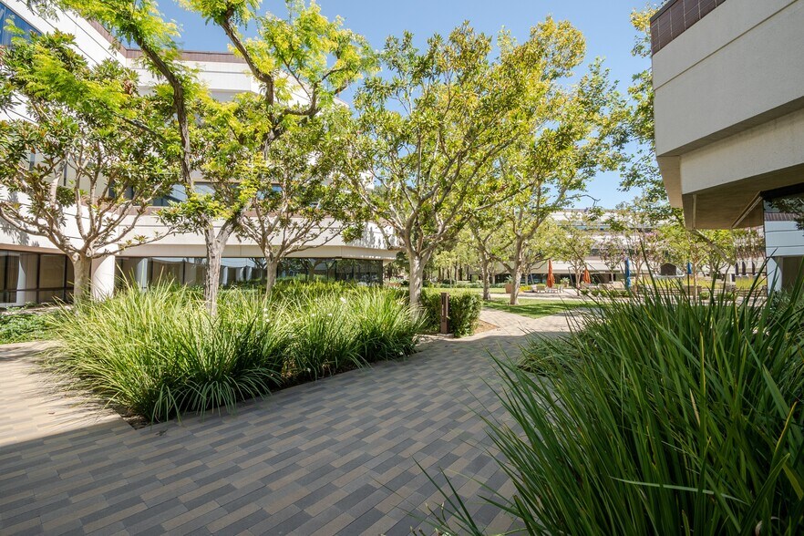 More Photos Of 21860 Burbank Blvd, Woodland Hills Office For Lease