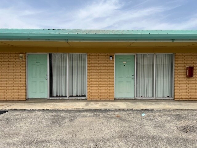 More Photos Of 208 S Ellis St, Menard Hotel For Sale