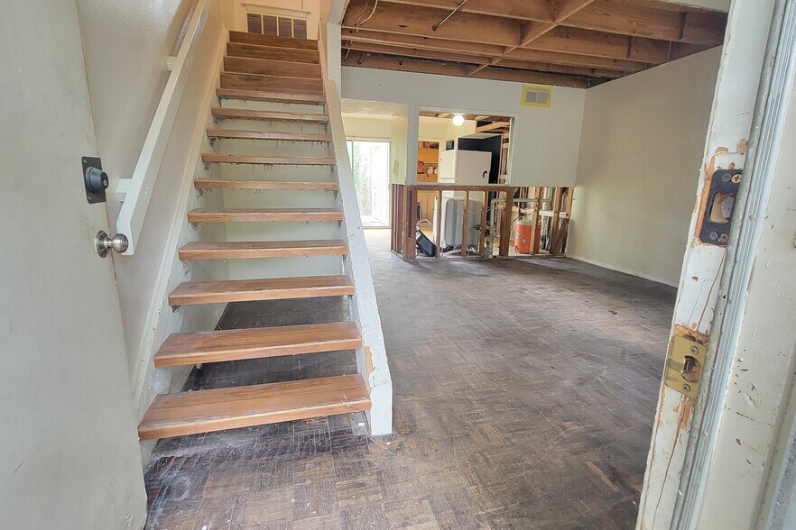 More Photos Of 1402 Southport Dr, Austin Specialty For Sale