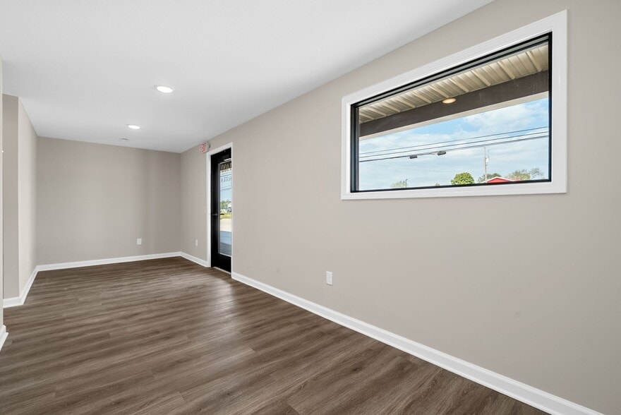 More Photos Of 1400 Dover Rd, Clarksville Showroom For Lease