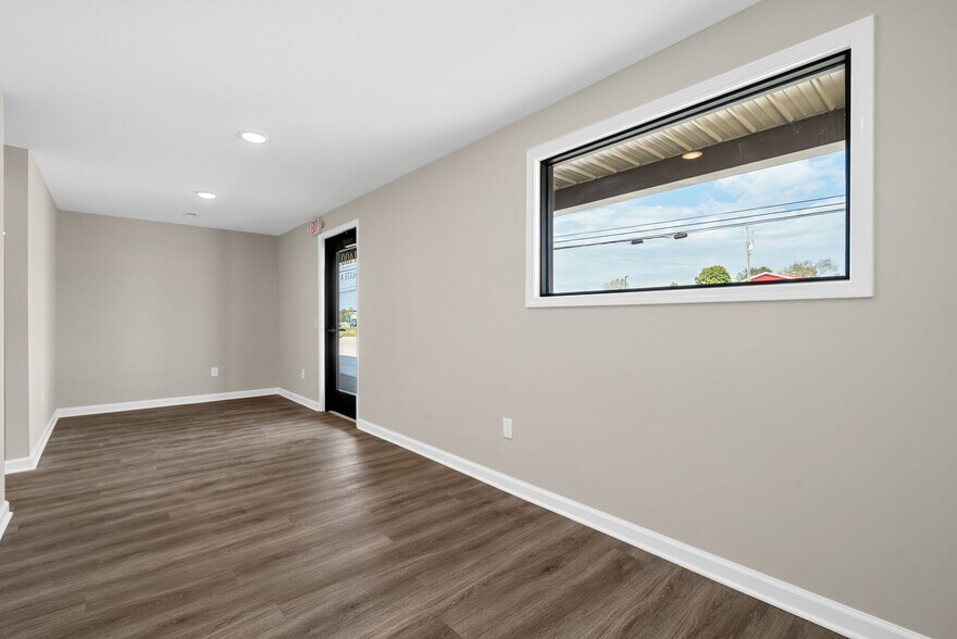 More Photos Of 1400 Dover Rd, Clarksville Showroom For Lease