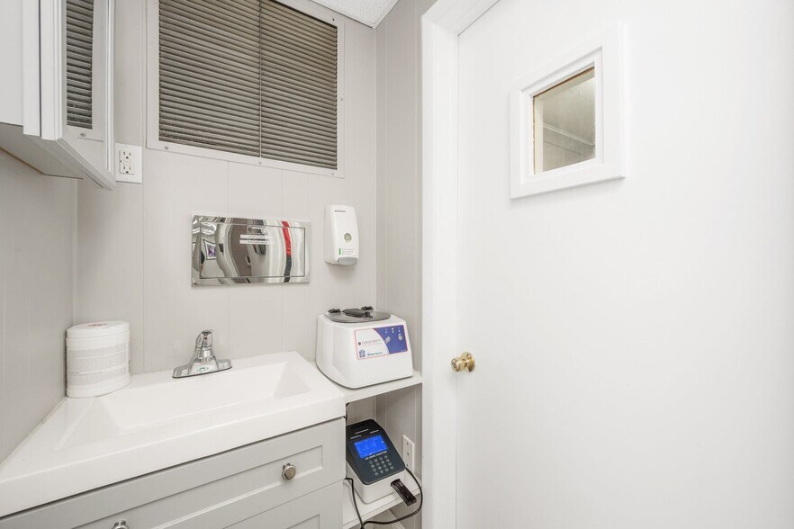 More Photos Of 504 Gramatan Ave, Mount Vernon Medical For Lease