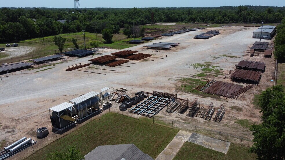 More Photos Of 701 W Broadway, Seminole Manufacturing For Sale