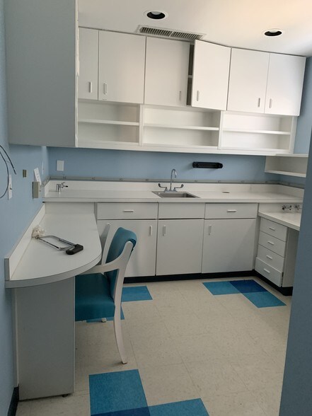 More Photos Of 1102-1108 Poplar Pl, Rogers Medical For Lease