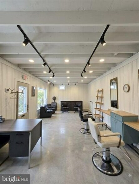 More Photos Of 2132 Noble St, West Lawn Flex For Lease
