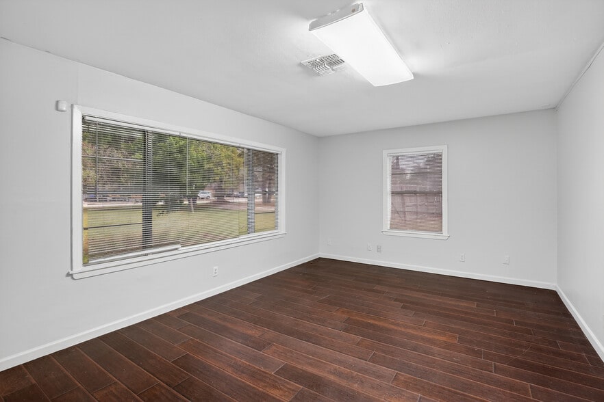 More Photos Of 5109 E 5th St, Katy Storefront Retail Office For Sale