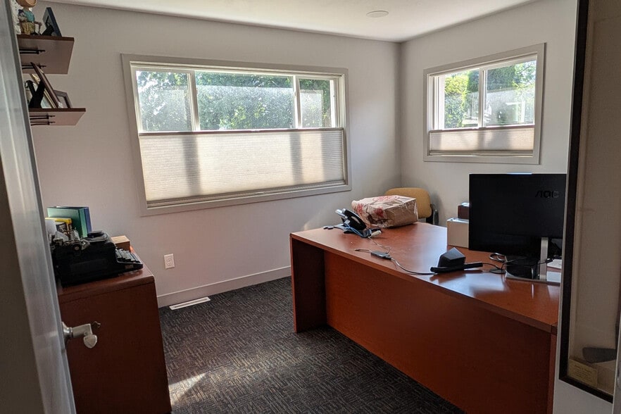 More Photos Of 1921 Ruddiman Dr, Muskegon Office For Lease