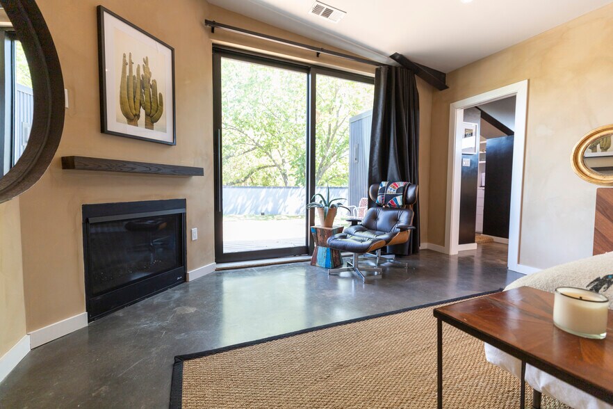 More Photos Of 4770 Iberia Ave, Dallas Showroom For Sale