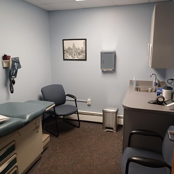 More Photos Of 16800 W Twelve Mile Rd, Southfield Medical For Lease