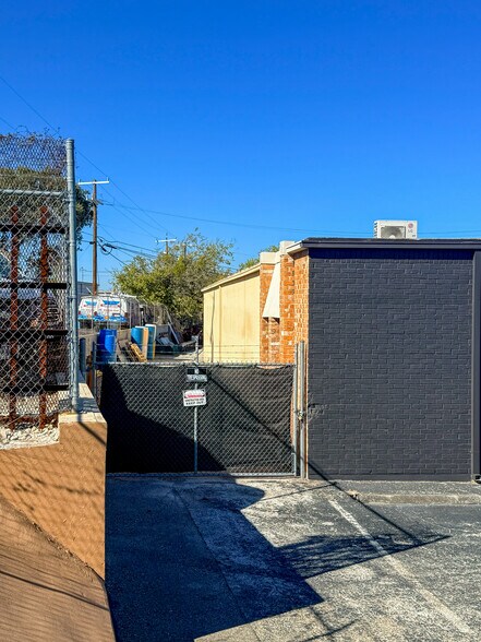 More Photos Of 12131-12137 Valliant St, San Antonio Showroom For Sale