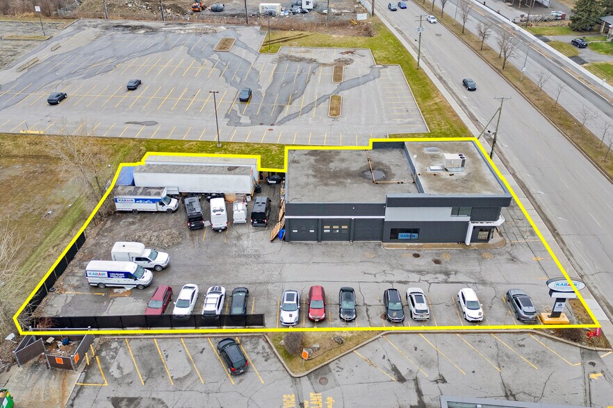 More Photos Of 150 Boul Saint-Martin O, Laval Light Distribution For Lease