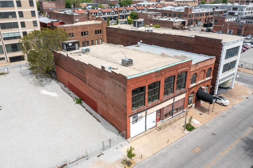 More Photos Of 2007-2009 Locust St, Saint Louis Storefront Retail Residential For Lease