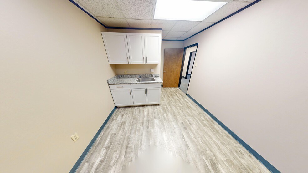 More Photos Of 9776 Whithorn Dr, Houston Showroom For Lease