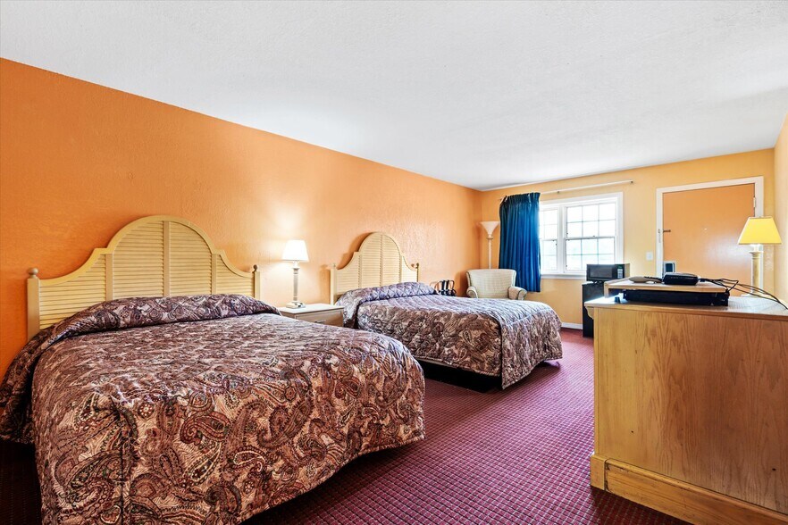 More Photos Of 32810 Highway 43, Thomasville Hotel For Sale