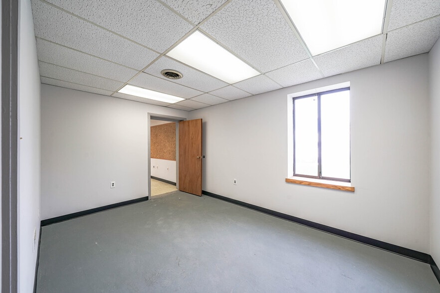 More Photos Of 8023 Malcolm Rd, Clinton Medical For Lease