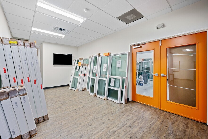 More Photos Of 4500-4540 Beltway Dr, Addison Showroom For Lease