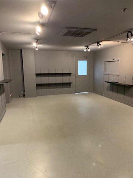 More Photos Of 6111-6117 Maxtown Rd, Westerville Warehouse For Lease