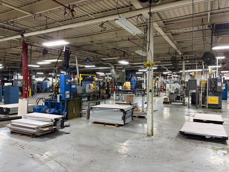 More Photos Of 1255 Oak St, Elkhart Manufacturing For Sale