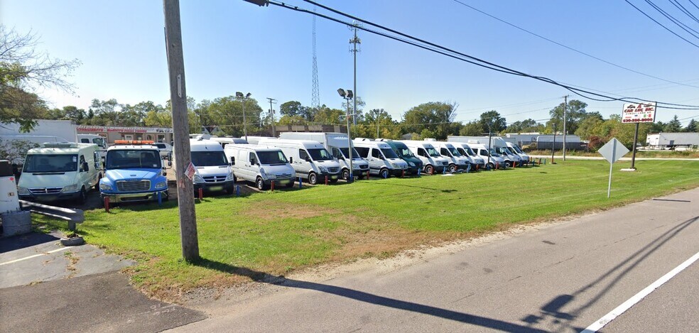 More Photos Of 25W261 Lake St, Roselle Auto Dealership For Sale