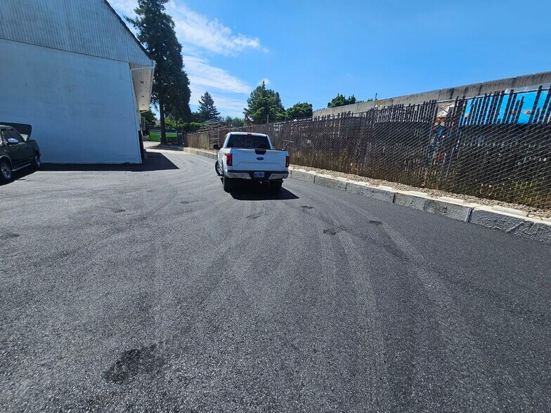 More Photos Of 5833 NE Portland Hwy, Portland Flex For Sale