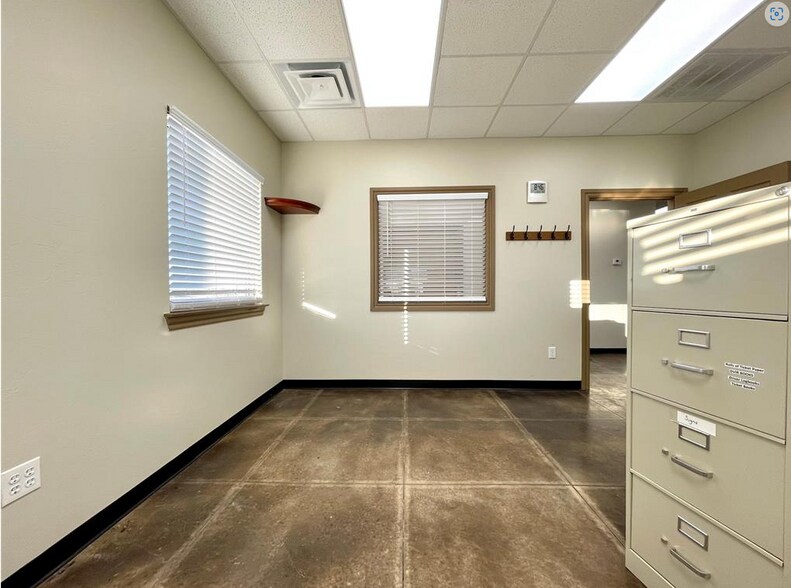 More Photos Of 404 Pikes Peak Rd, Chickasha Warehouse For Sale