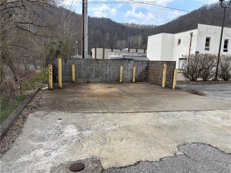 More Photos Of 173 Main St, Clay Drugstore For Lease