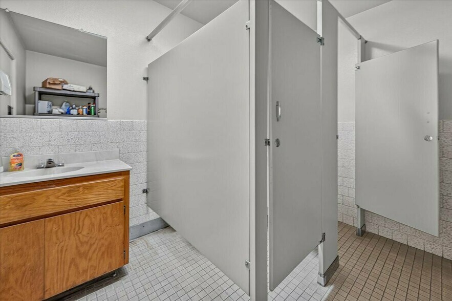 More Photos Of 149 Ashland ave, Lindsay Industrial For Sale