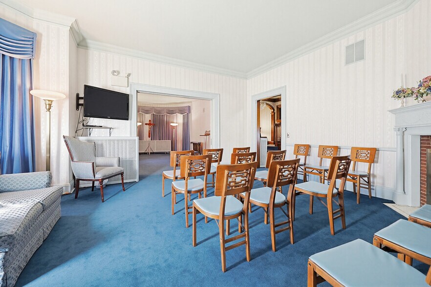 More Photos Of 1501 Lonsdale Ave, Lincoln General Retail For Sale