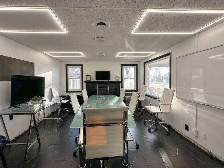 More Photos Of 305 E Maple Rd, Troy Office For Sale