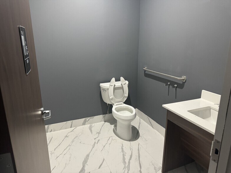 More Photos Of 11507 S Highway 6, Sugar Land Freestanding For Lease