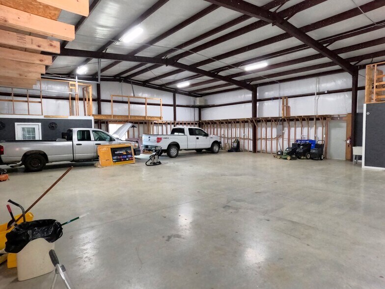 More Photos Of 403 N Donation St, Tioga Flex For Sale